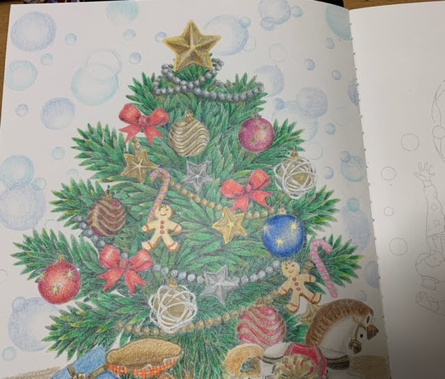 クリスマスツリーの塗り絵】背景を雪の風景のイメージで描いてみた