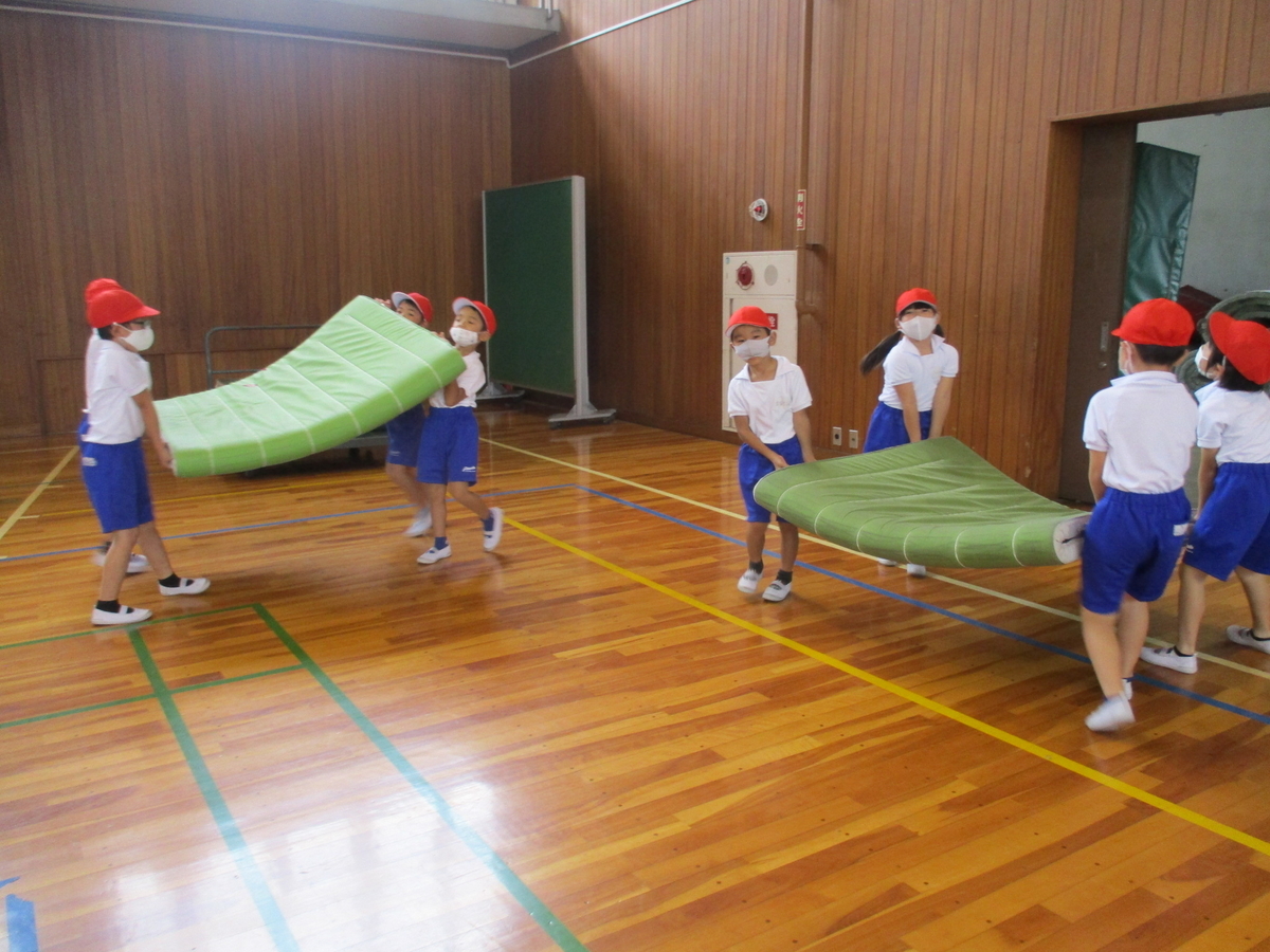 10／5 1年生「マット運動」 - 三ツ池小学校 ～Diary～