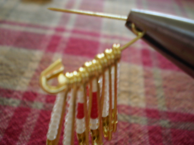 ビーズと安全ピンで作った国旗☆