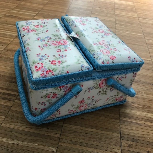 可愛いけれど使いにくいキャスの裁縫箱 Living In Germany