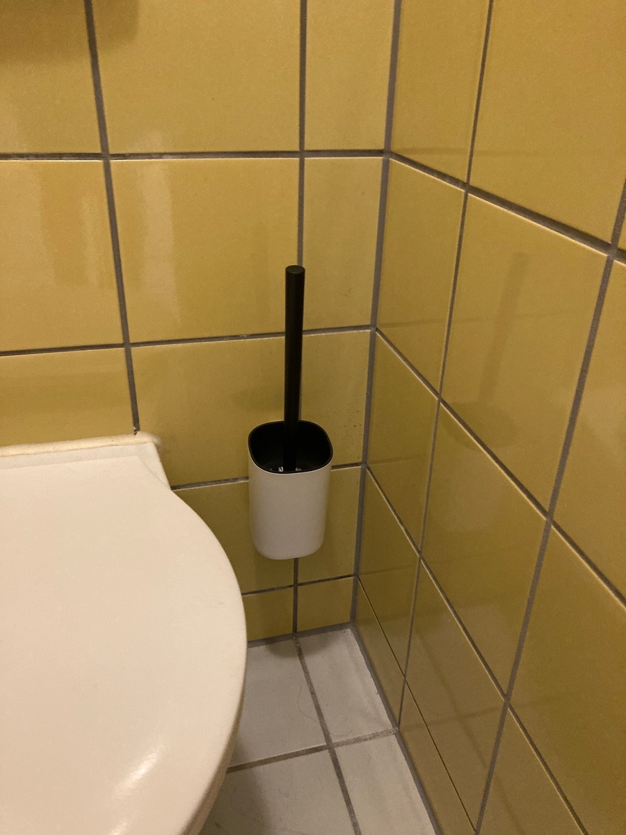 Ikeaのトイレブラシを浮かせて使う 造り上げていく暮らし In ドイツ