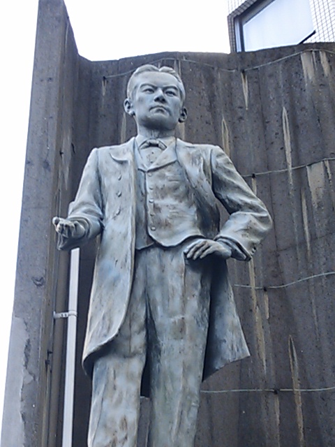 大阪商工会議所にある五代友厚様の銅像 どーんとお届けします(^^) - 代取マザー、時々おとめ