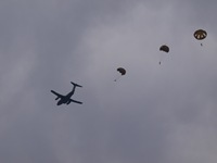 C-1輸送機からの落下傘降下