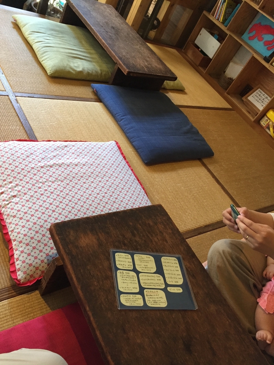 琉球畳の畳席。低い机と色とりどりの座布団