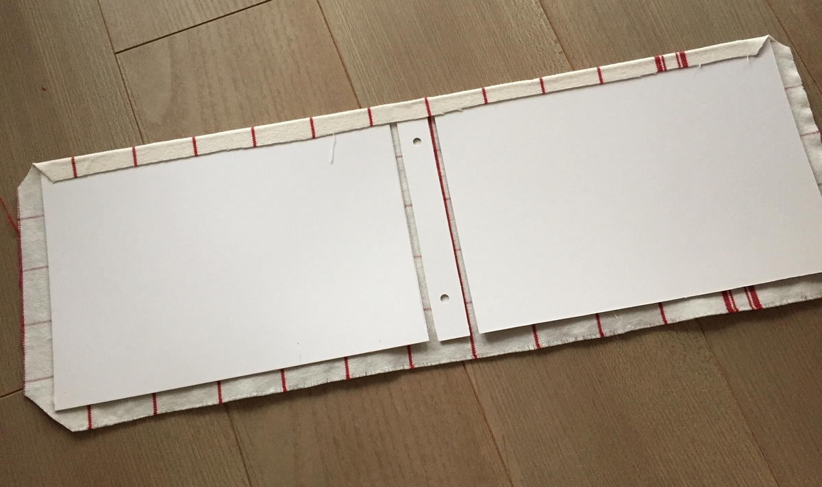 切った布の上に台紙を載せて、上部分を糊付けしたところ