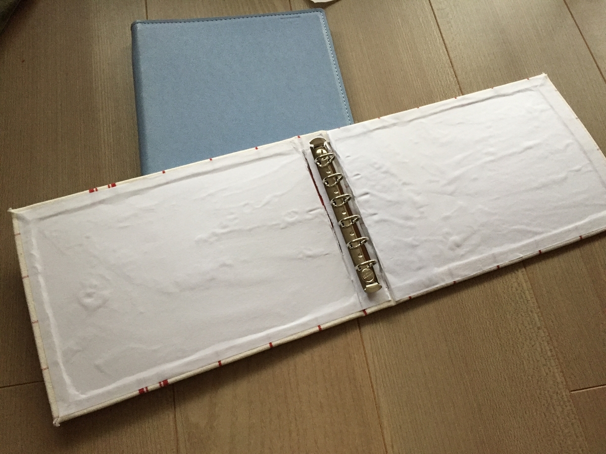 内側に紙を貼って金具を取り付けたところ