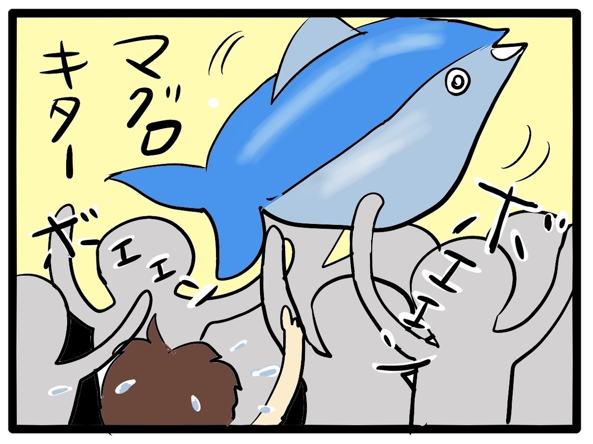 会場でお客さんの頭上を泳ぐビニールのマグロの絵