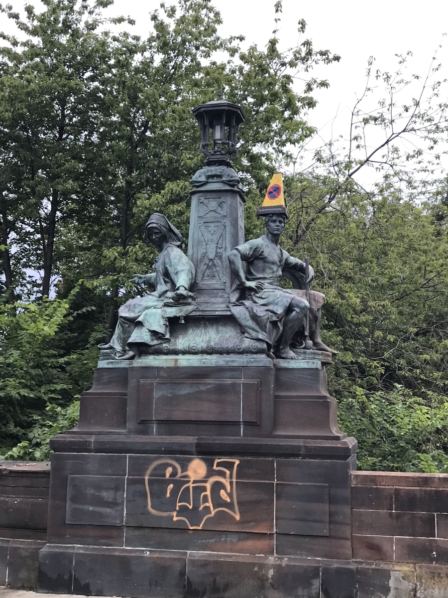 コーン被らされた銅像。