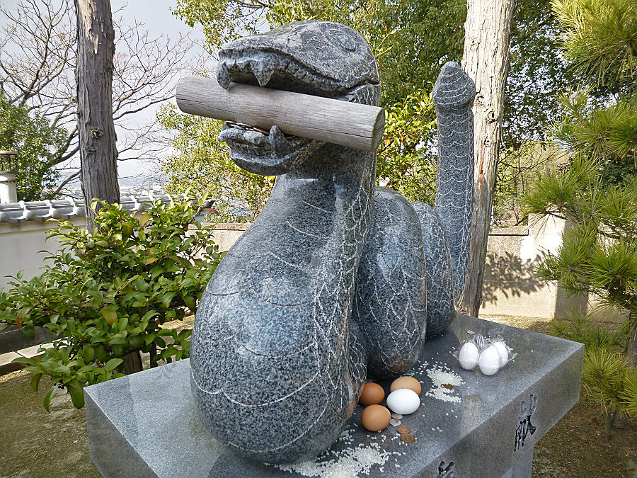 蛇を祀ります　道通神社