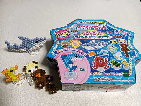 アクアビーズ「うみのいきものセット」で作ったサメとラッコとタツノオトシゴ.