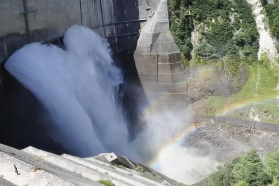 黒部ダムの観光放水