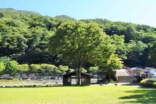 大橋に近い水辺公園