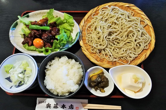 甲府名物「鳥もつ煮」