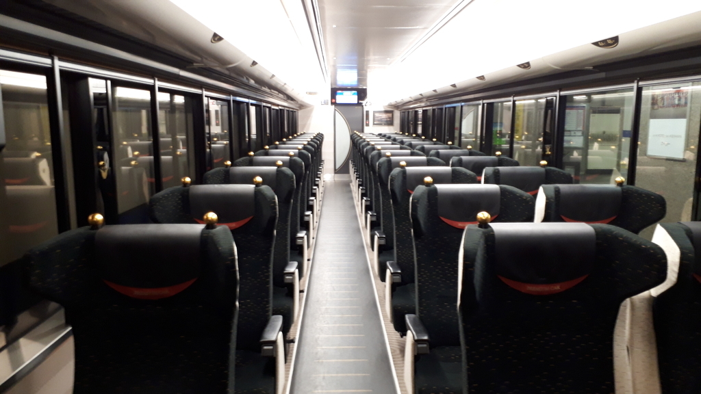 京阪特急 8000系 プレミアムカー車内