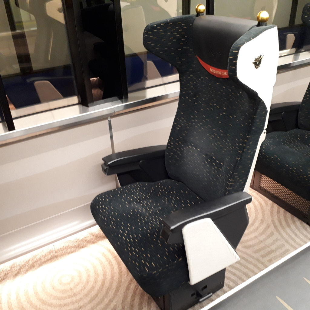 京阪特急 8000系 プレミアムカー座席