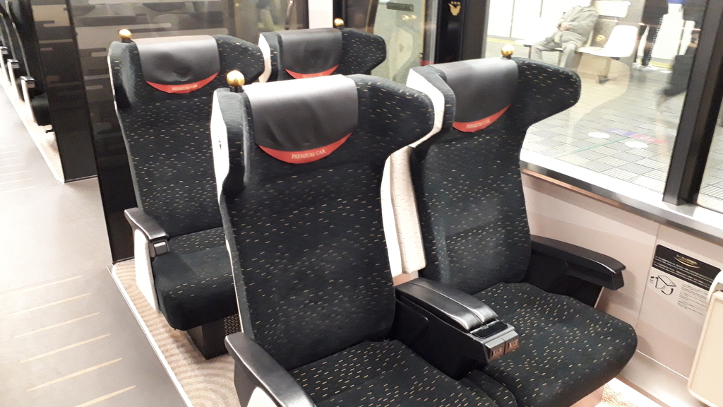 京阪特急 8000系 プレミアムカー座席