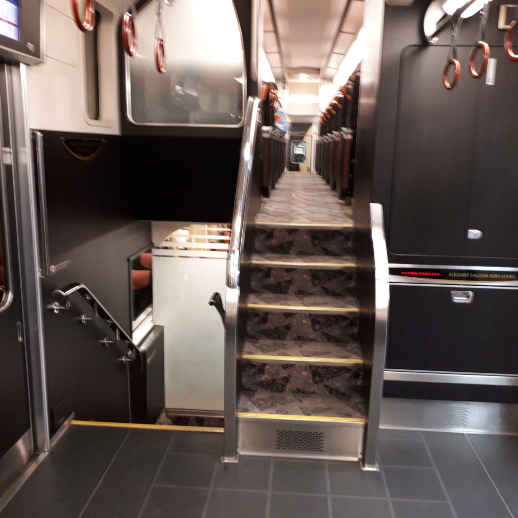 京阪 8000系 ダブルデッカー 車内