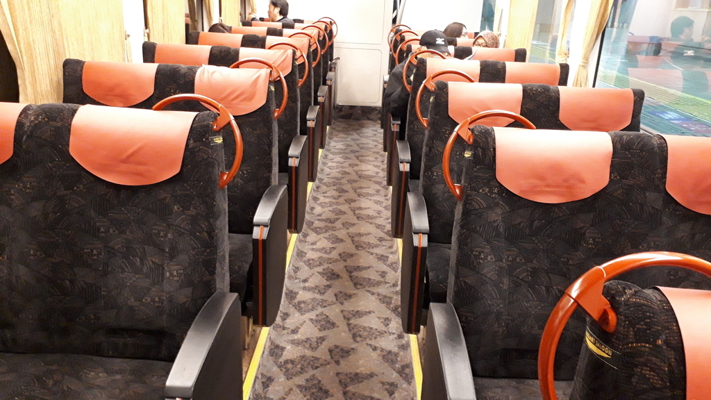 京阪 8000系 ダブルデッカー 1階 車内