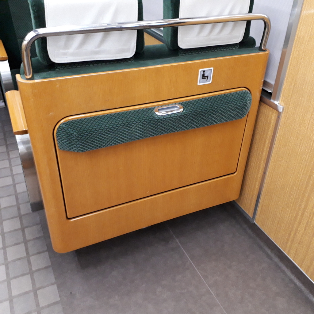 阪急9300系 補助席