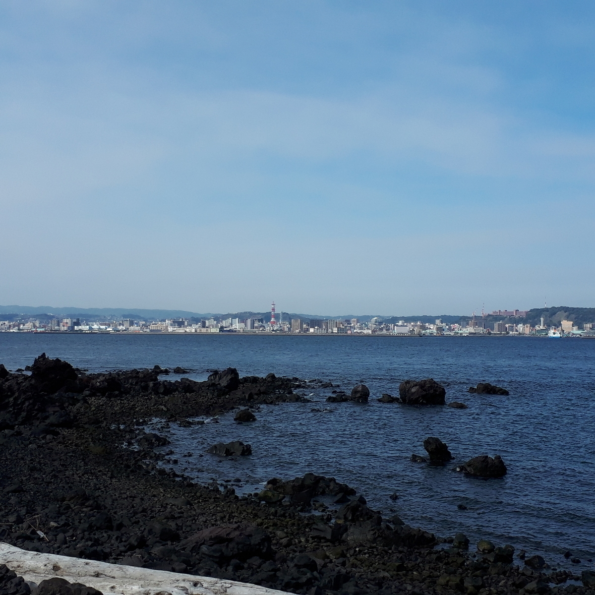 溶岩なぎさ遊歩道から鹿児島市街地を望む
