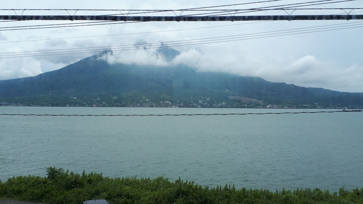 特急 きりしま 車窓から望む錦江湾に浮かぶ桜島