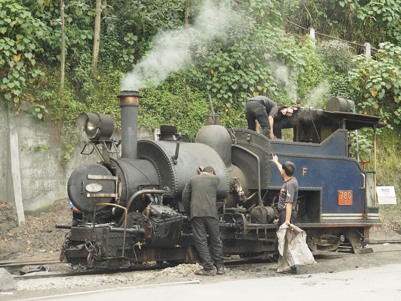 Halfway to Heaven　ダージリン鉄道 Halfway to Heaven ダージリン鉄道 Back in India #33] A World