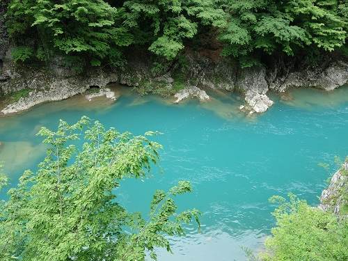 青い水の絶景 秋田県 抱返り渓谷 遊歩道から見えるのはターコイズの川 ローコストで度々旅々