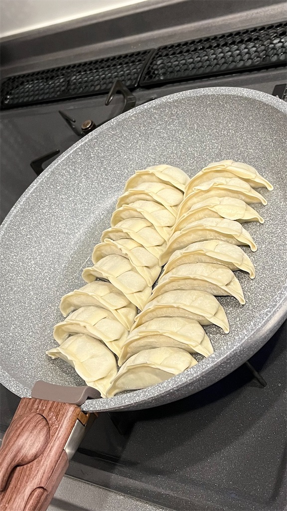 フライパンに並べた餃子の雪松1