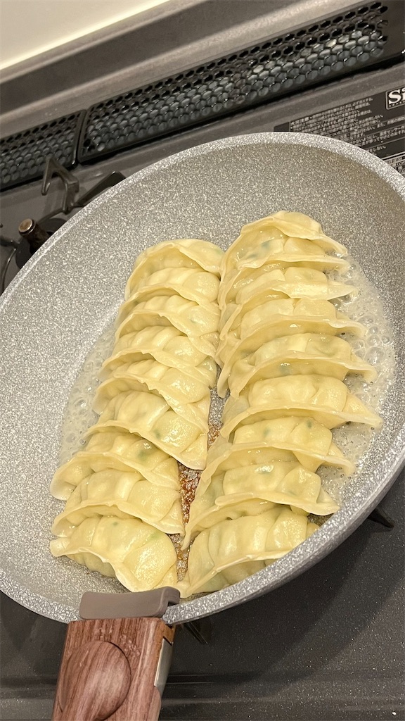 フライパンに並べた餃子の雪松2