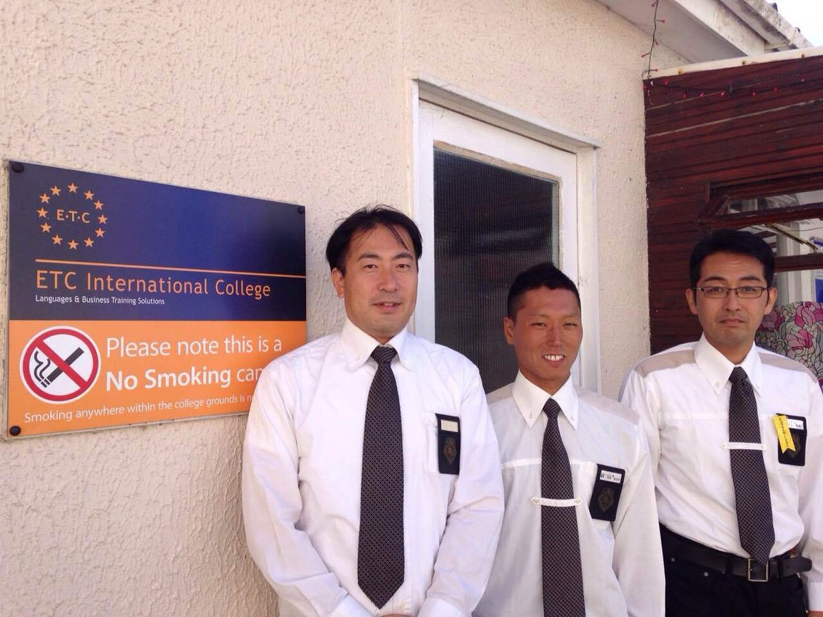 ETC International College前にて(右端が川合社員)