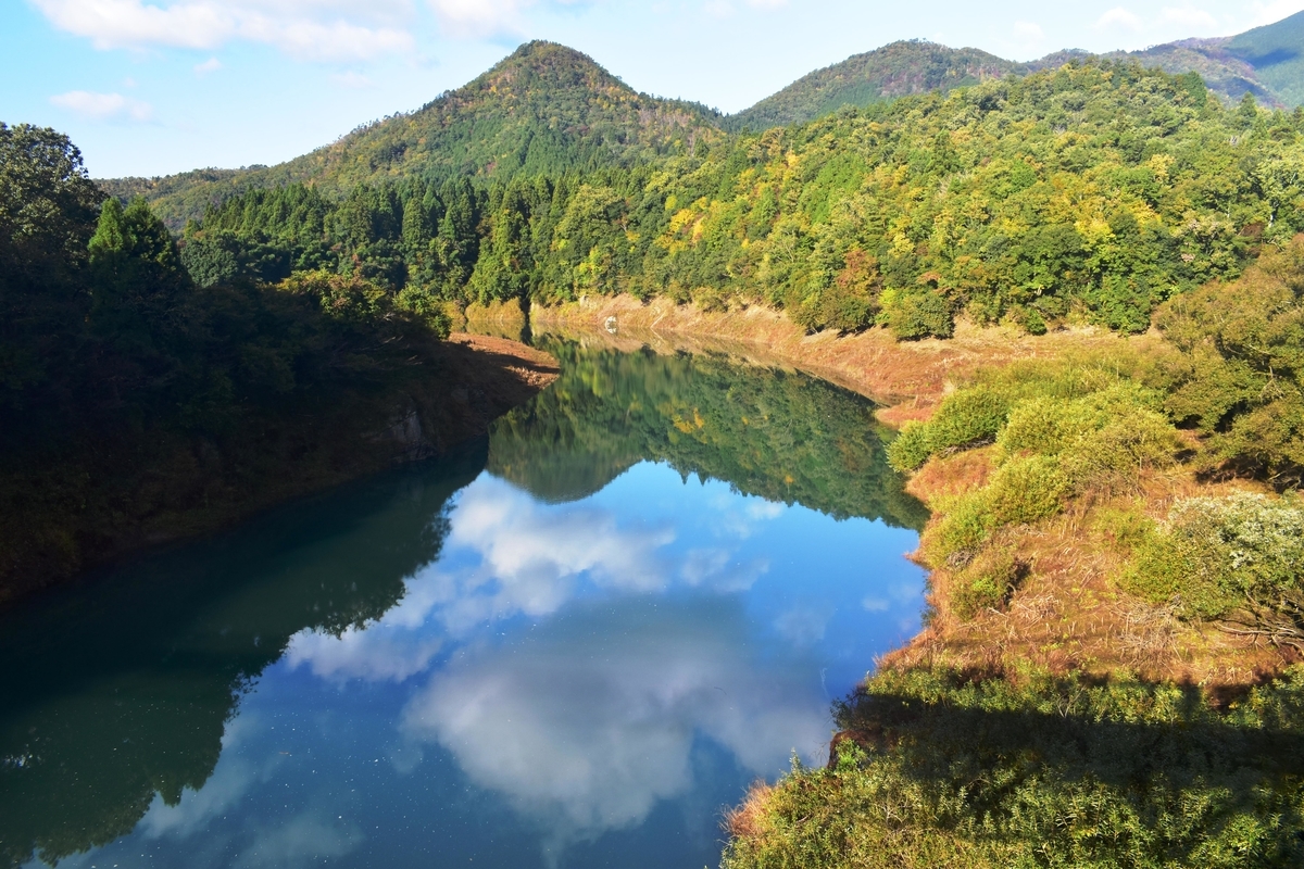 虹の湖の紅葉　見頃近し　2019年11月10日　撮影：MKタクシー