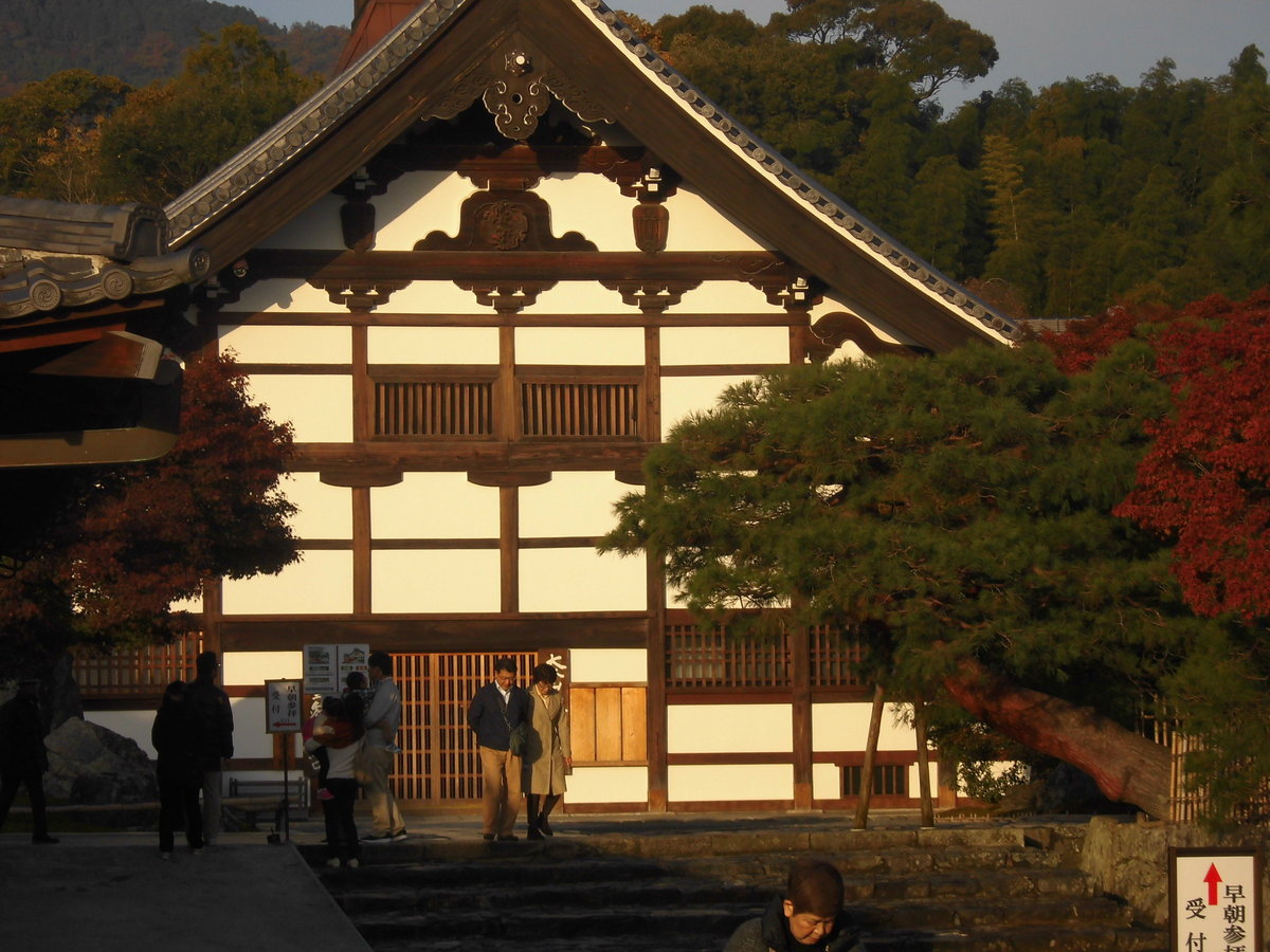 7:30　天龍寺の早朝拝観　拝観受付　2017年11月25日　撮影：MKタクシー