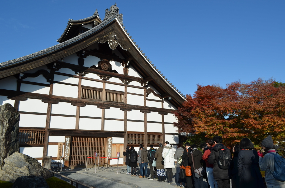 8:30　天龍寺の早朝参拝　大方丈の参拝受付を待つ行列　2017年11月25日　撮影：MKタクシー