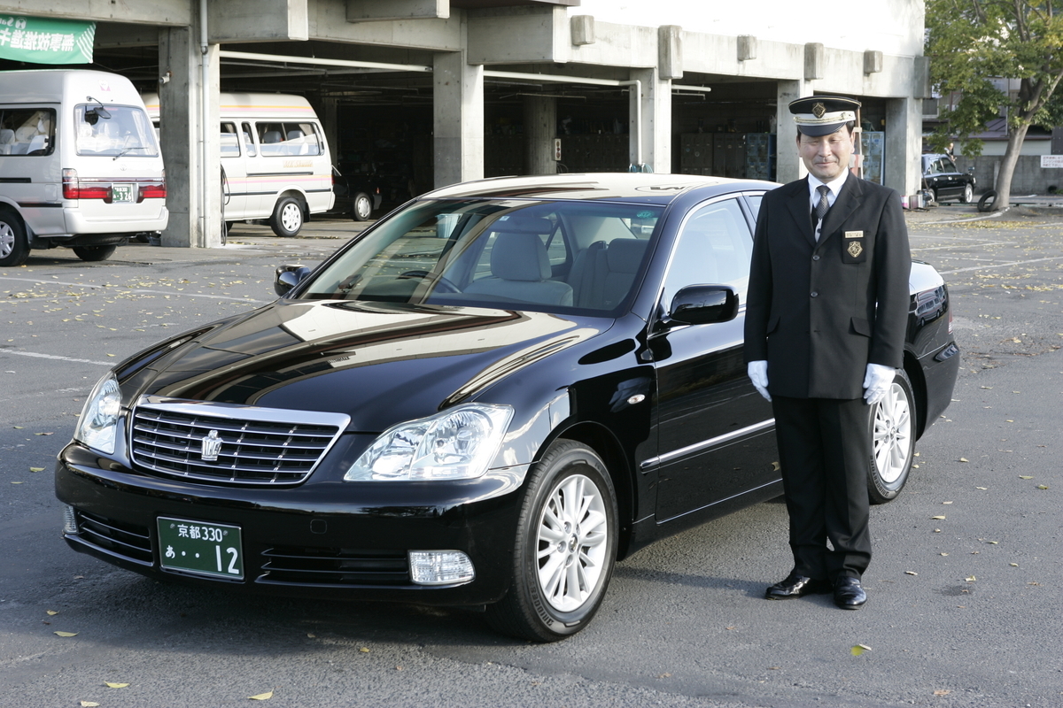 ハイヤー車両と中村壽男社員(2005年)