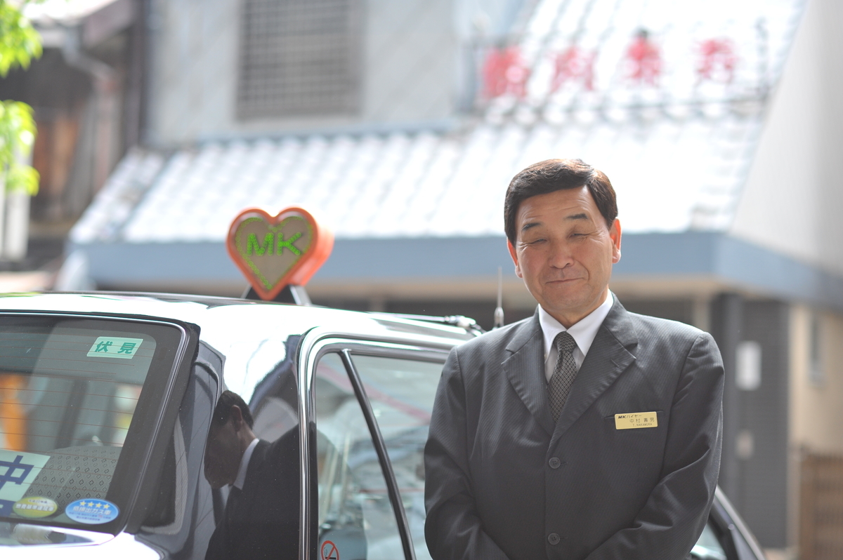 タクシー車両と中村壽男社員(2012年)