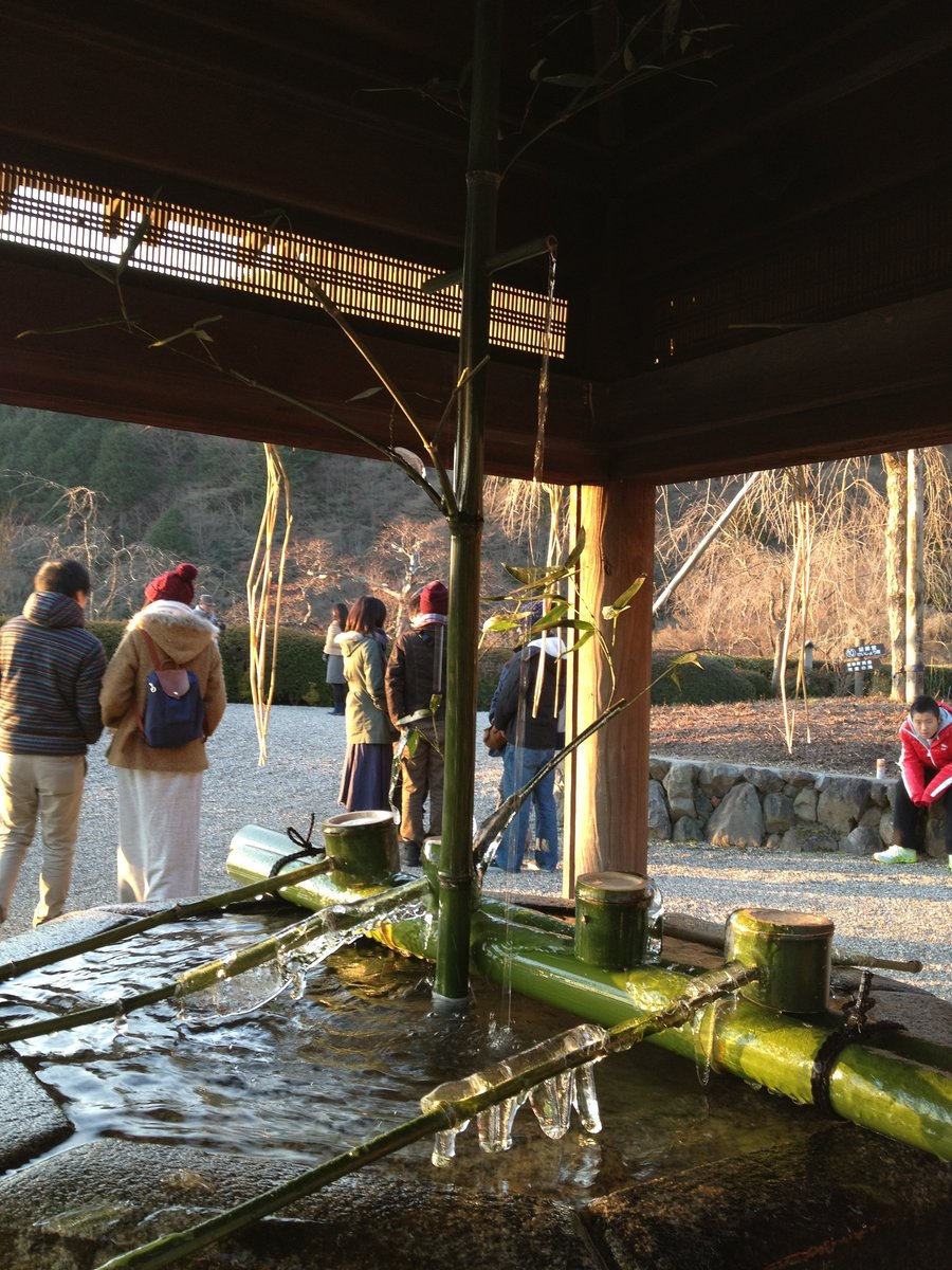 7:30 善峯寺の初日の出 凍てつく釈迦堂の手水鉢 撮影:MKタクシー