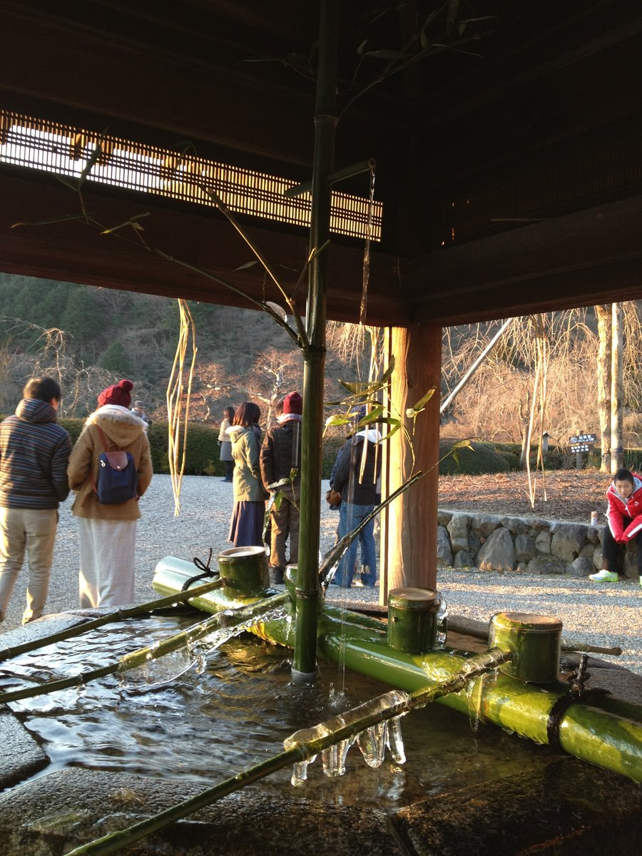 7:30 善峯寺の初日の出　凍てつく釈迦堂の手水鉢　撮影：MKタクシー