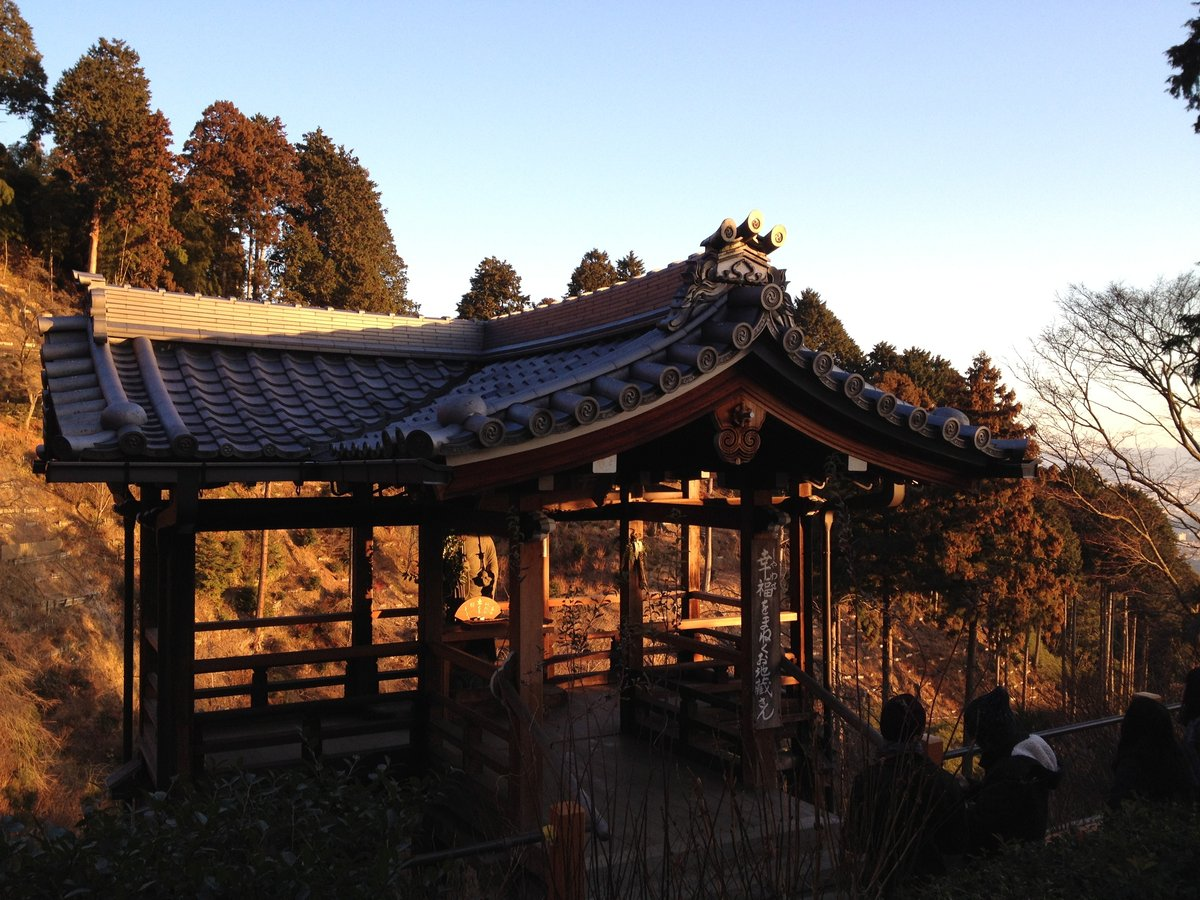 7:37 善峯寺の初日の出 朝日に染まる白山桜あじさい苑 撮影:MKタクシー