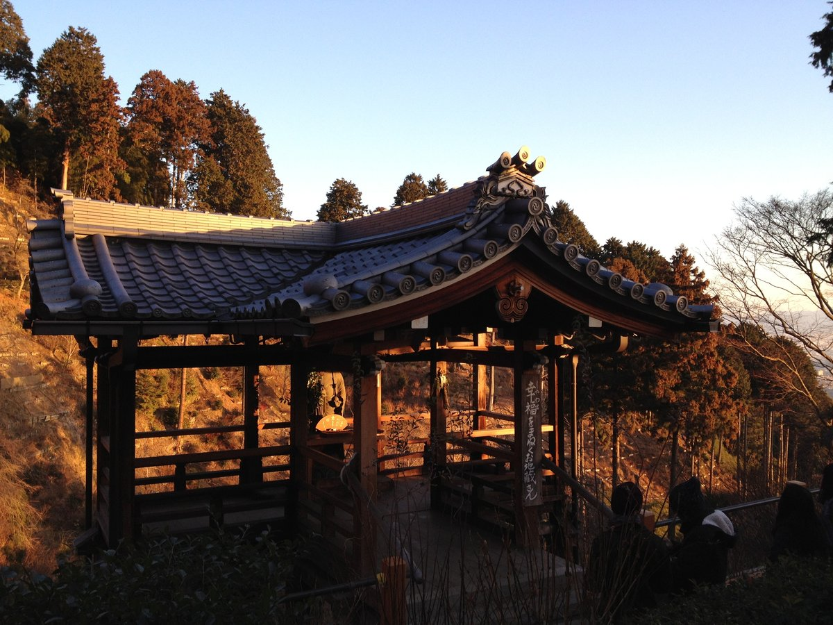 7:37 善峯寺の初日の出　朝日に染まる白山桜あじさい苑　撮影：MKタクシー