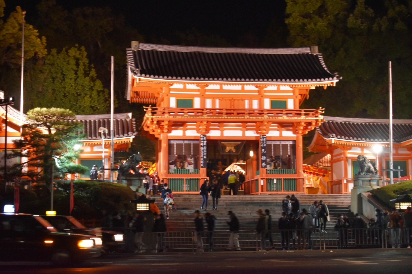 八坂神社の西楼門　撮影：MKタクシー