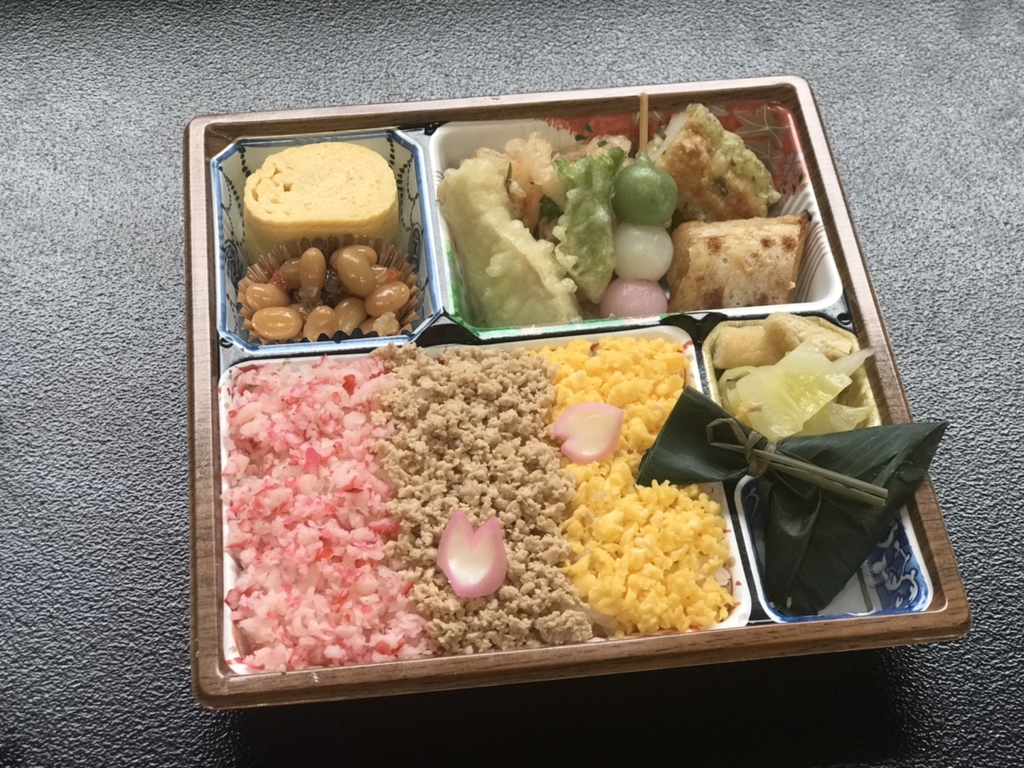 花見三色そぼろ弁当