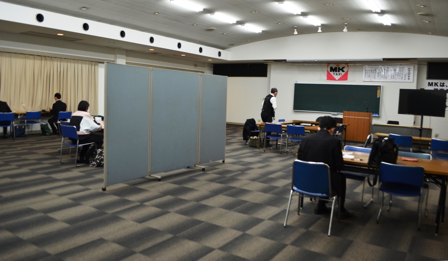 営業所内では広い部屋で3密を避けている