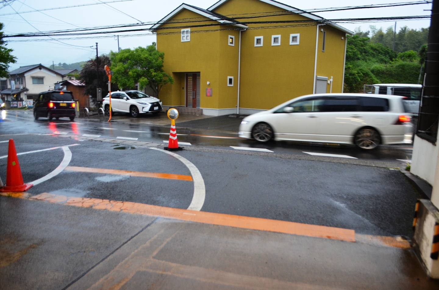 洛西営業所の出入口は車道が見えにくくなっていたので、斜めに出るようにして視界を確保し、簡易ミラーも設置した