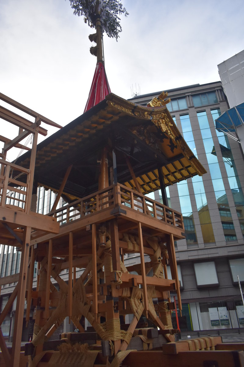 函谷鉾の山鉾建て 2019年7月12日 撮影:MKタクシー
