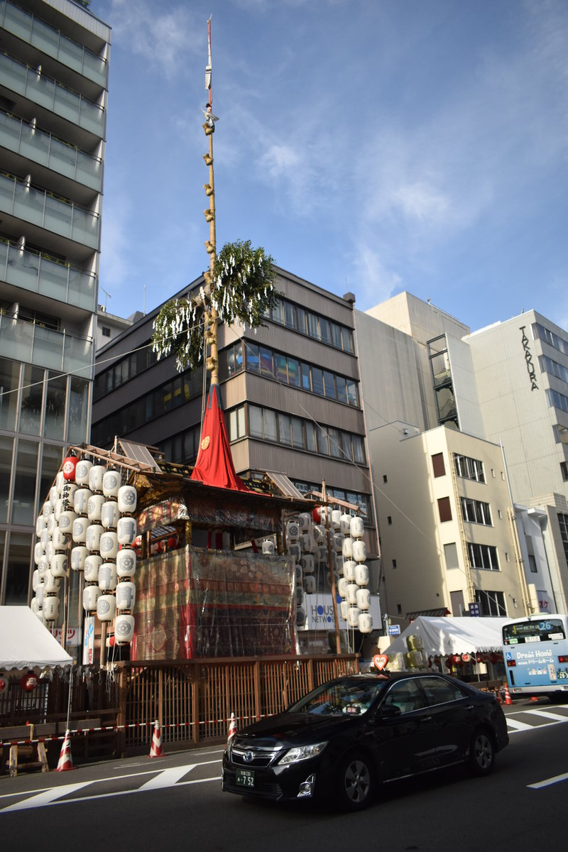 月鉾の山鉾建てとMKタクシー 2018年7月13日 撮影:MKタクシー