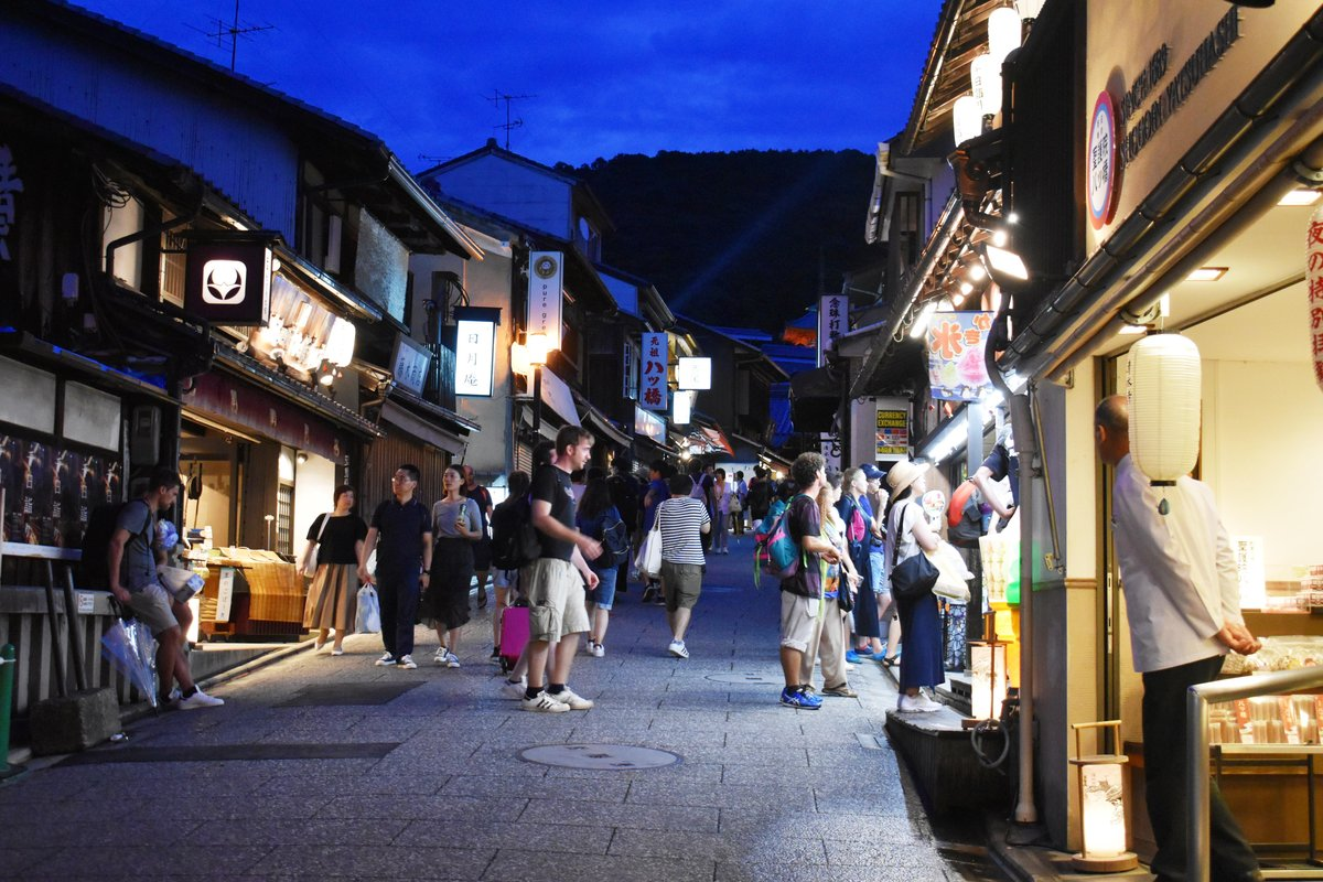 日没後もお店が空いている清水坂 2018年8月15日 撮影:MKタクシー