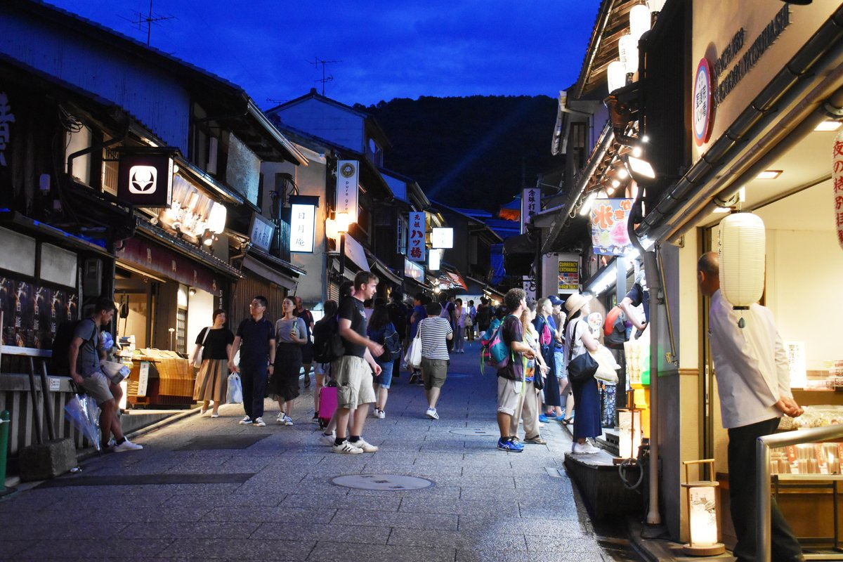 日没後もお店が空いている清水坂　2018年8月15日　撮影：MKタクシー