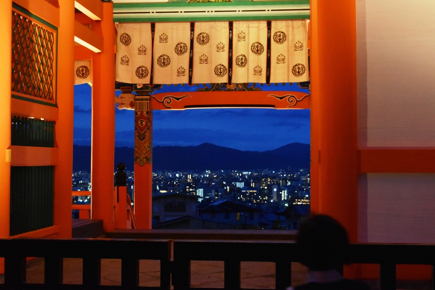 西門を通してみる夜景になりつつある京都市街 2018年8月15日 撮影:MKタクシー