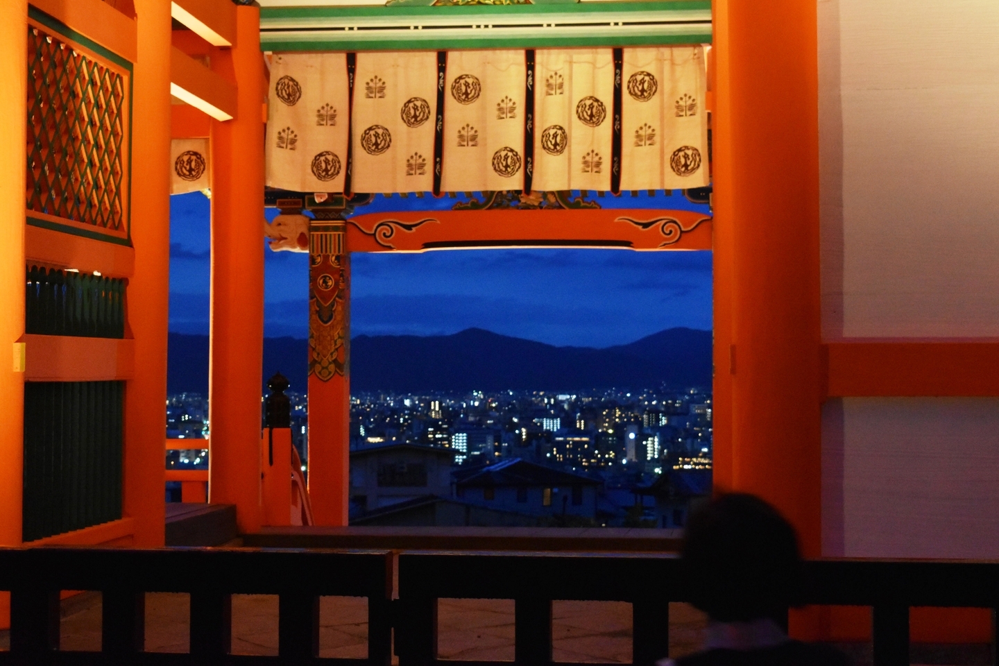 西門を通してみる夜景になりつつある京都市街　2018年8月15日　撮影：MKタクシー