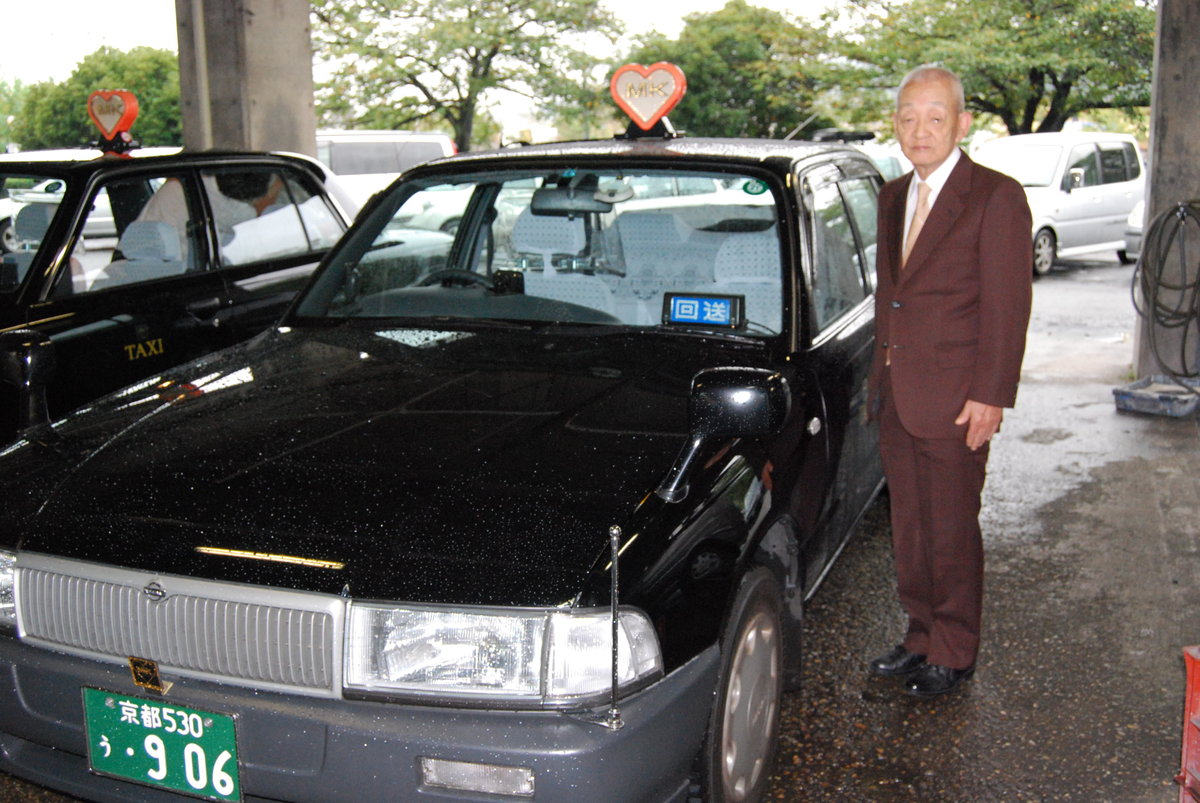 タクシー車両の前で MK新聞2009年8月1日号より